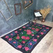 Tapis en laine florale tissée à la main fond noir avec roses roses