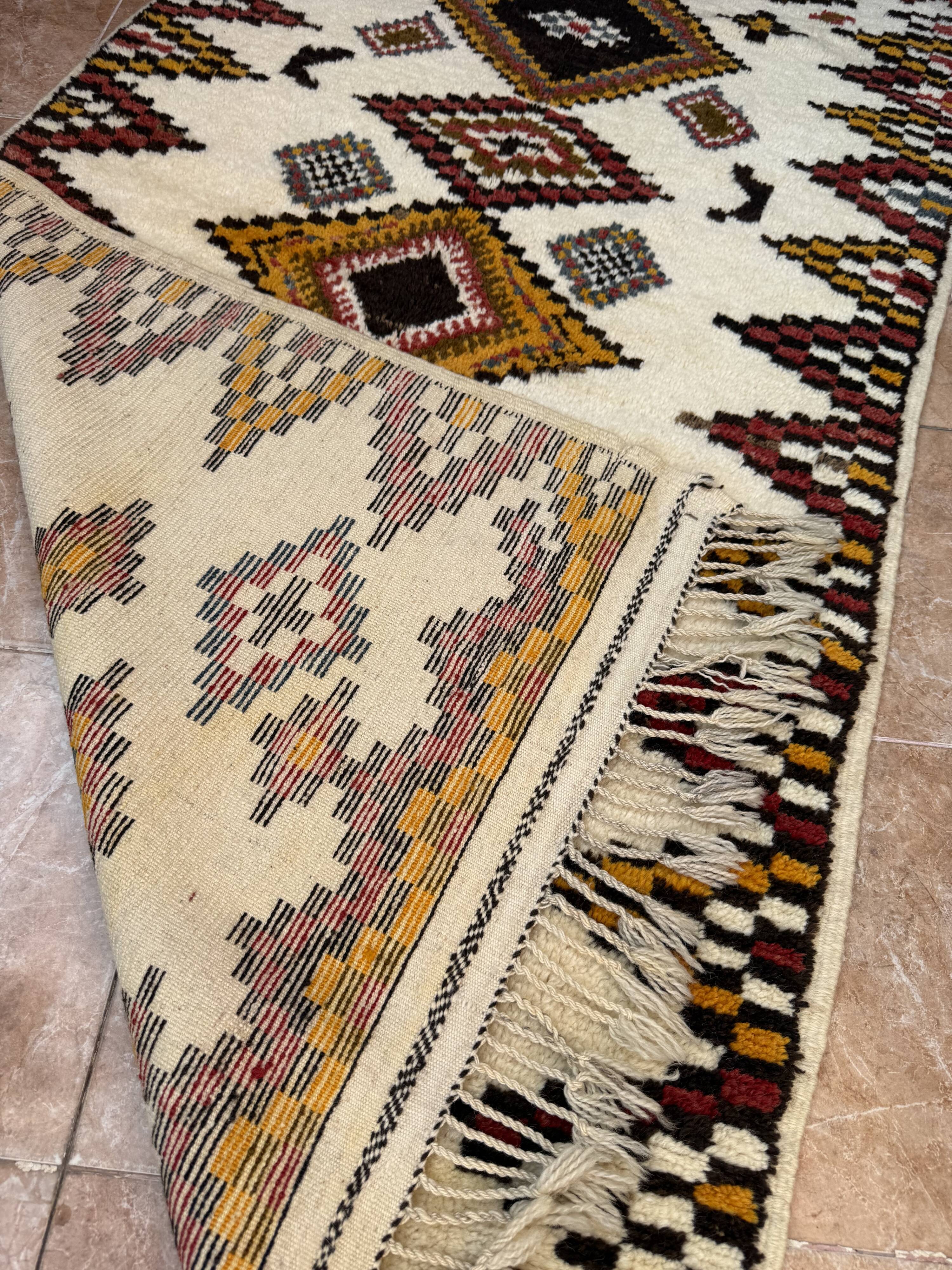 Handmade Berber rug: Moroccan wall decoration (190 cm x 108 cm)