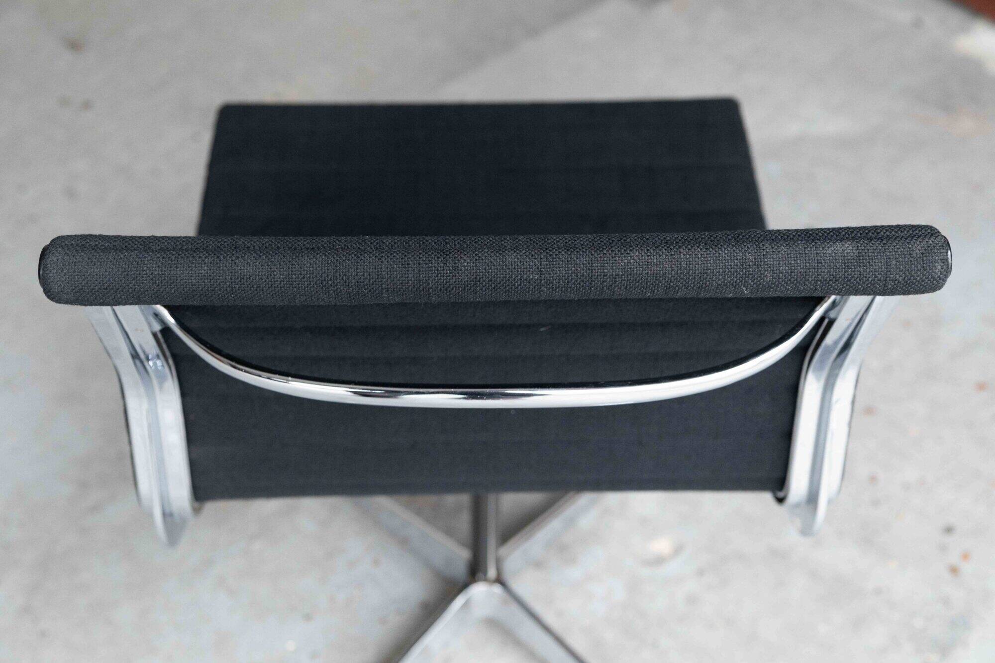 Ensemble de 6 chaises d'appoint ‘EA 105’ par Charles et Ray Eames