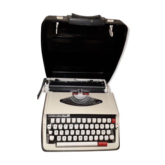Typewriter, brunsviga, olivetti, with his suitcase