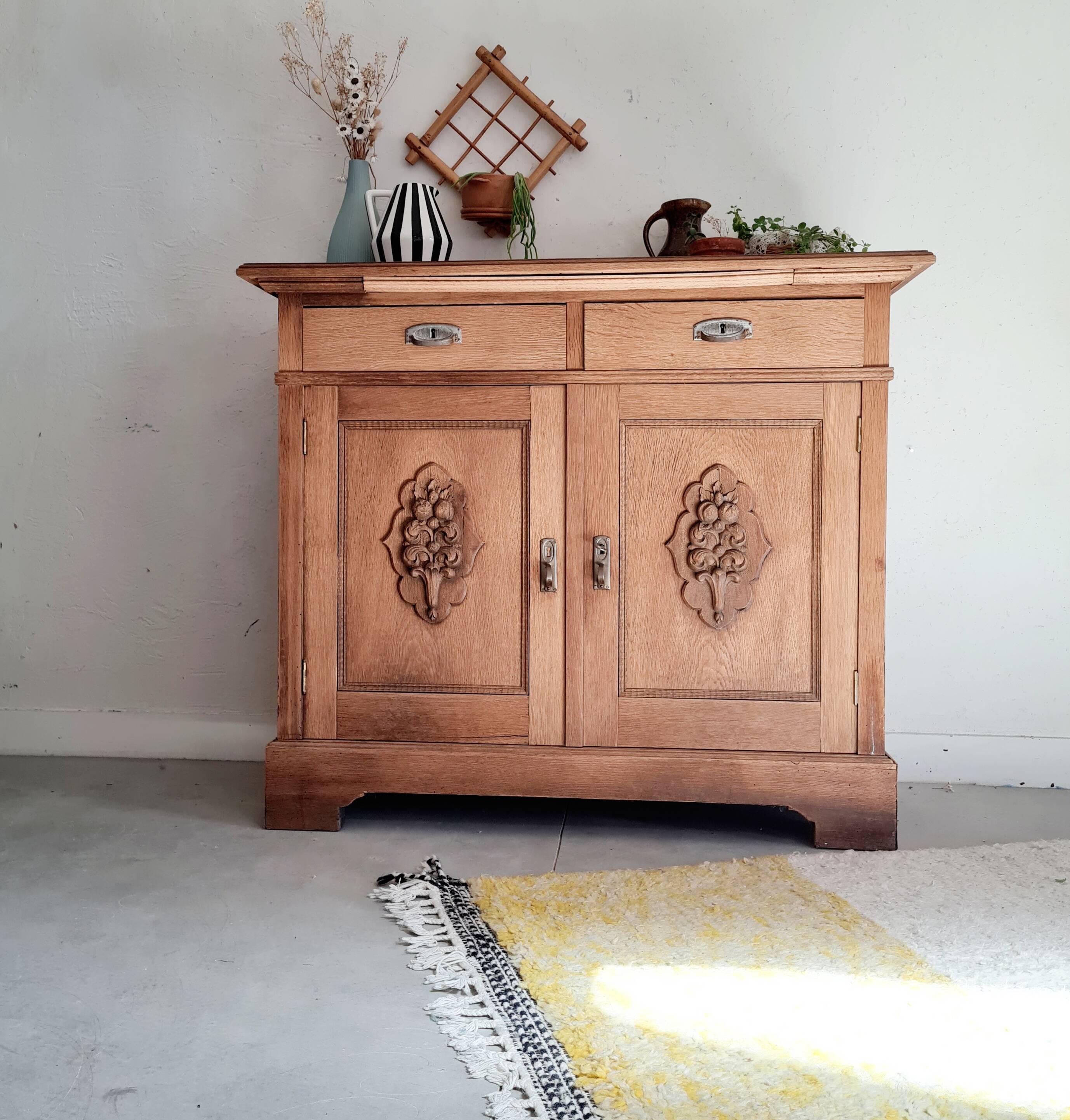Buffet ancien en bois brut et 2 portes médaillons sculptées