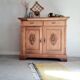 Buffet ancien en bois brut et 2 portes médaillons sculptées