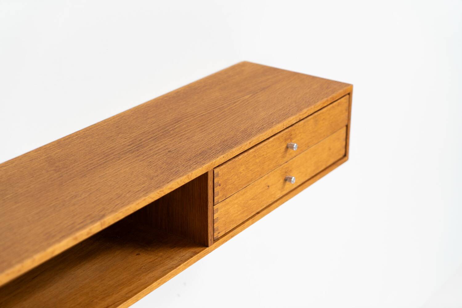 Rare console murale « Modèle 132 » en chêne par Aksel Kjersgaard (Danemark, années 1950).