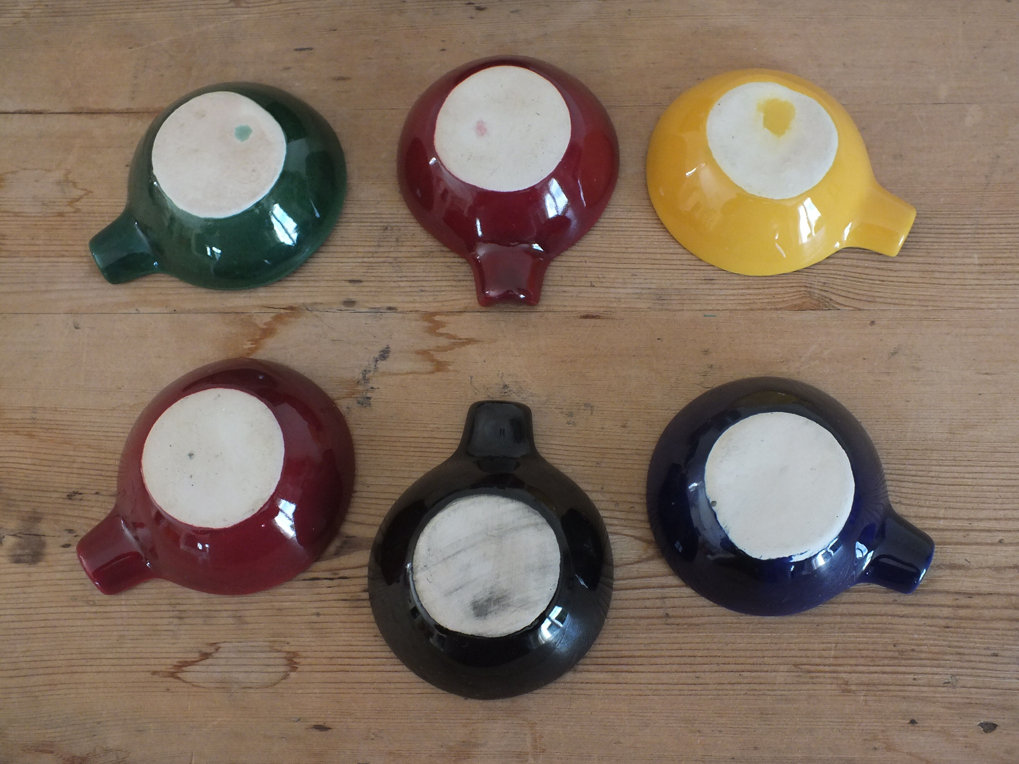 Set of 6 individual colorful vintage ashtrays in earthenware of Saint Clement