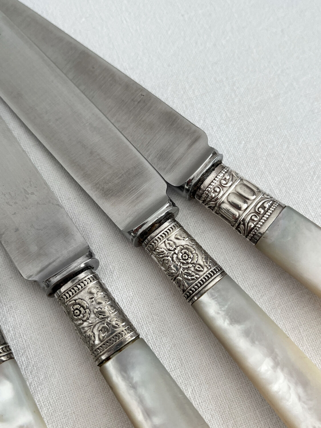 Antique table knives in mother-of-pearl and silver-plated metal
