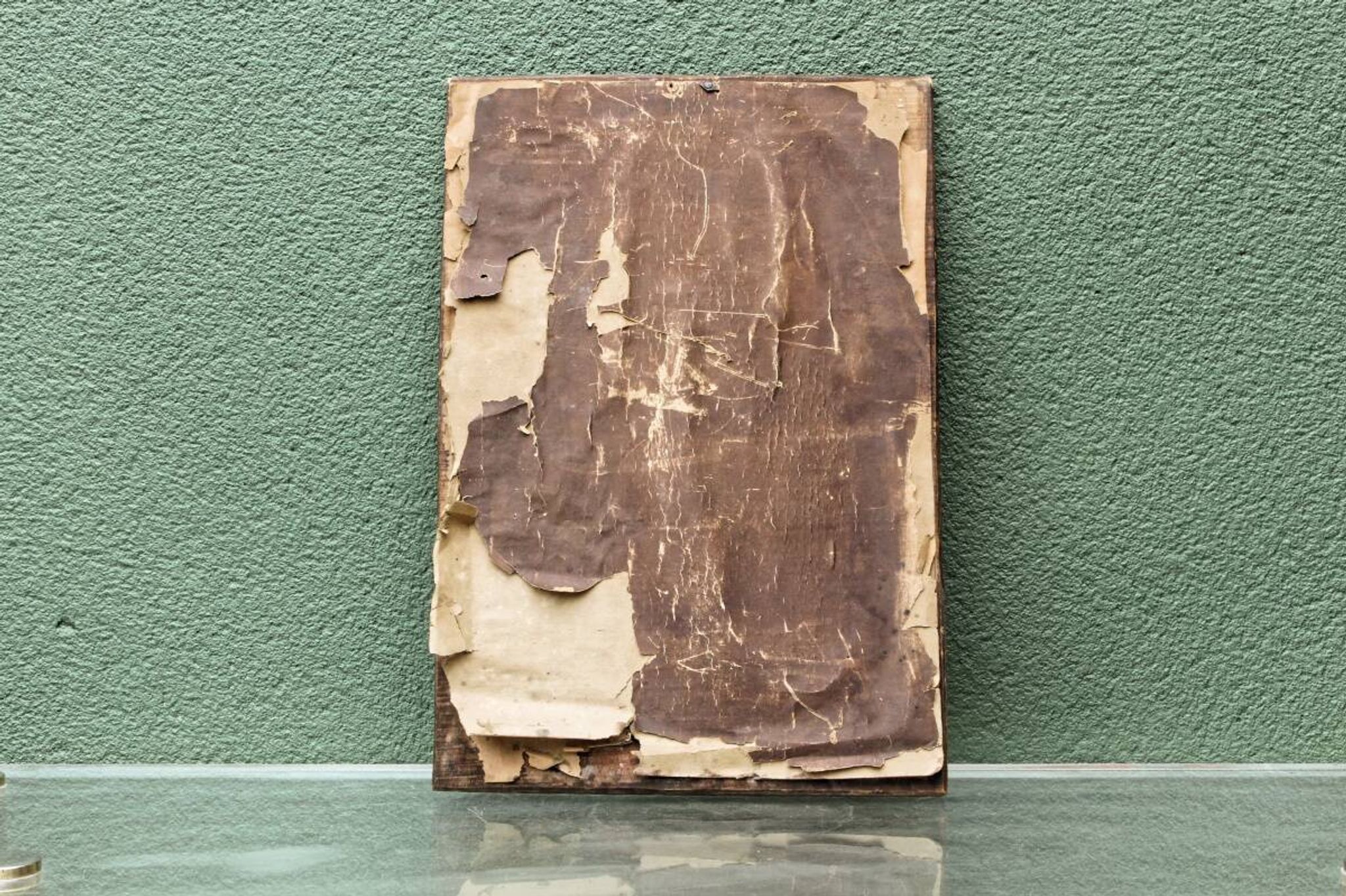 Bas relief moderniste, vierge à l'enfant, bois sculpté, signé