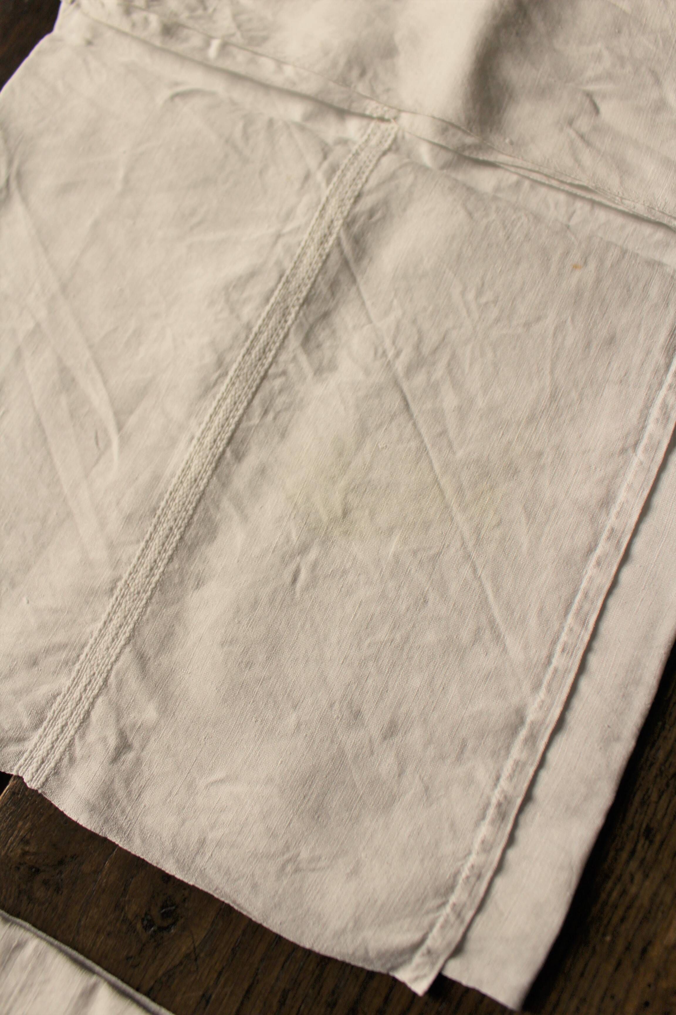 Un Lot de 2 serviettes de table lin blanc monogrammes G D