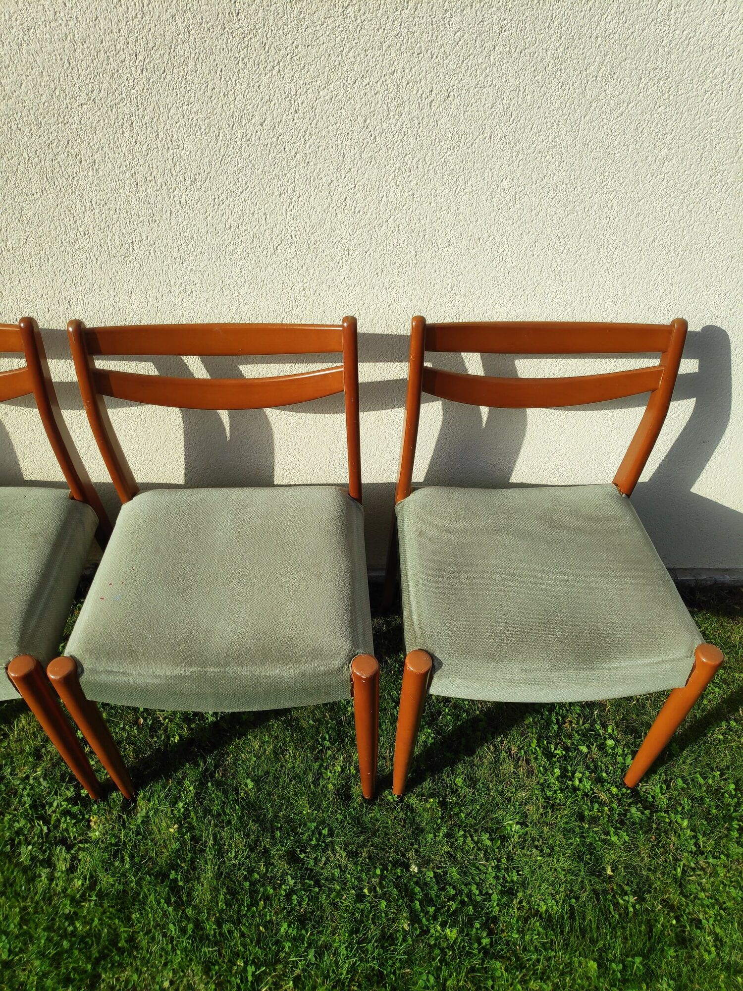 Lot of 4 Scandinavian chairs in wood and velvet fabric