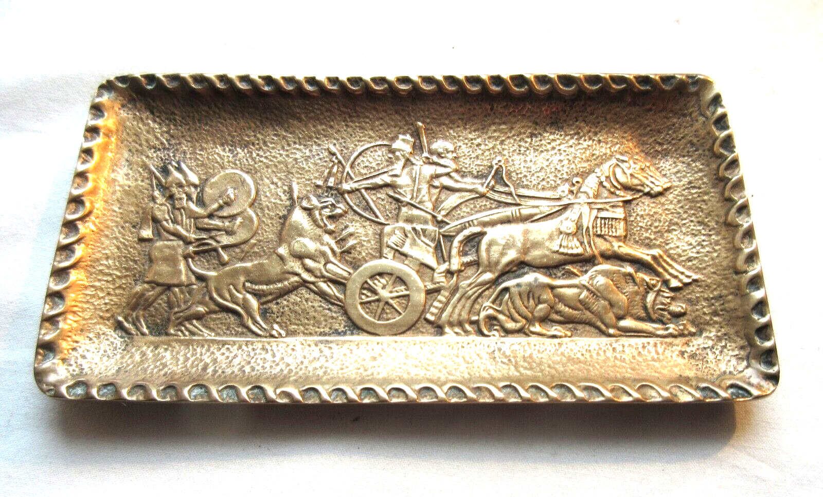 Gilded bronze pocket tray, signed Max Le Verrier: The attack of the chariot by the lions