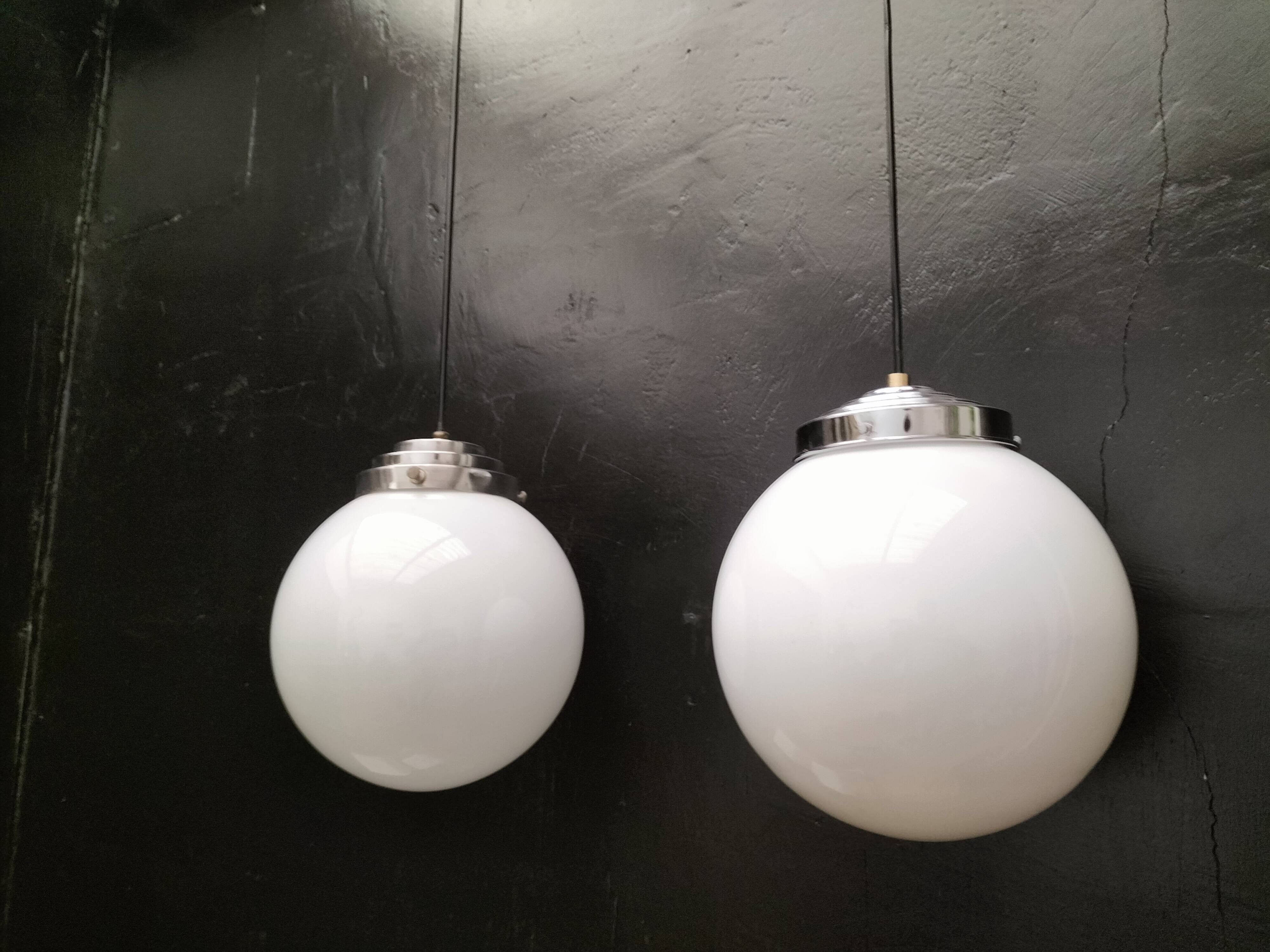 2 suspensions boules opalines