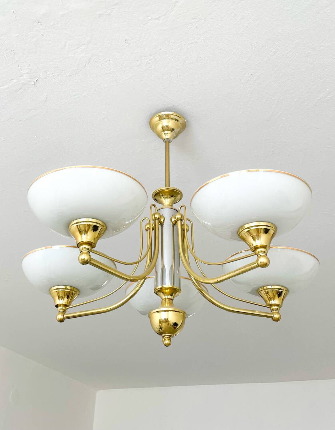 Lustre vintage en laiton & verre opalin – 5 branches – 60 × 54 cm