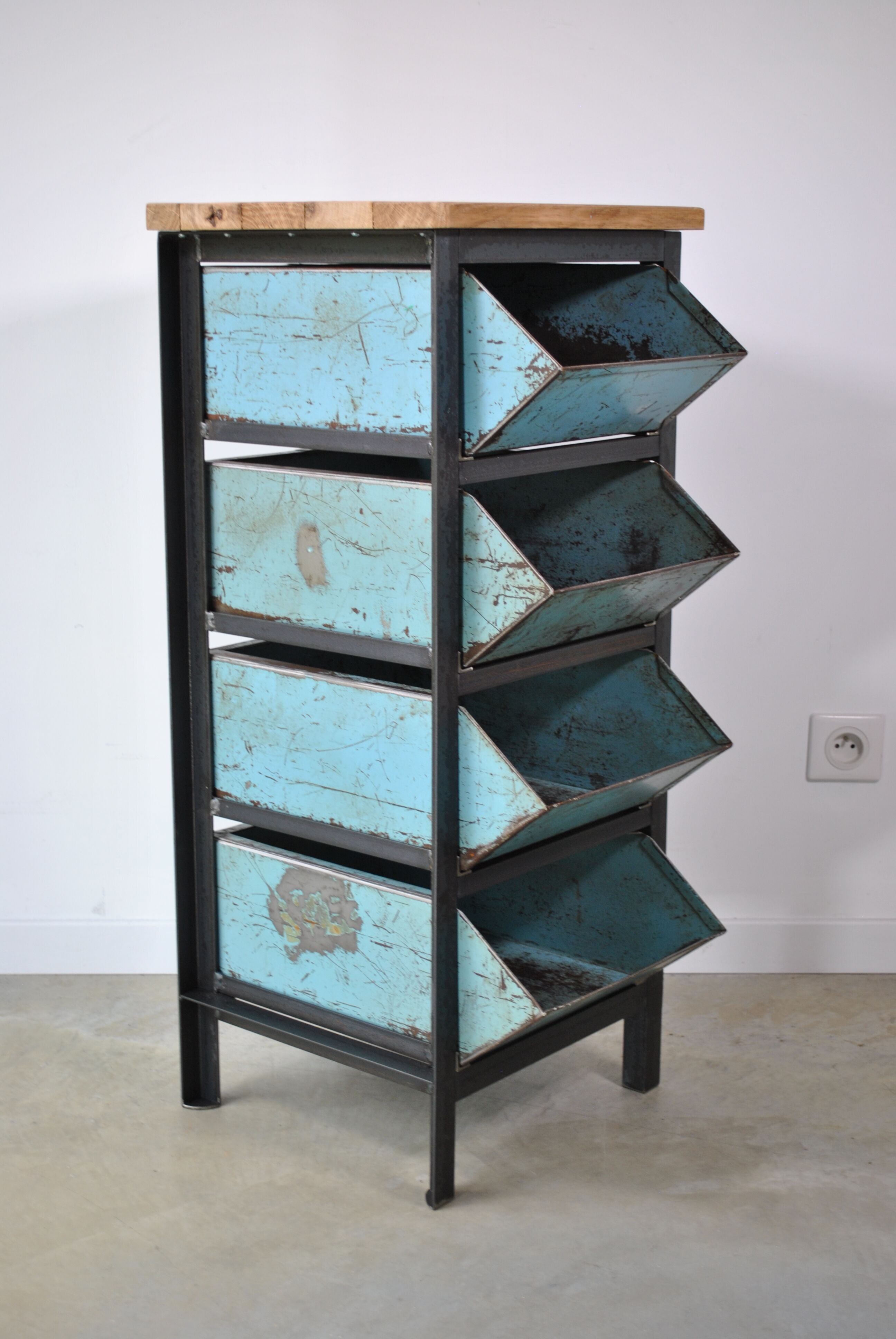 Industrial drawer cabinet