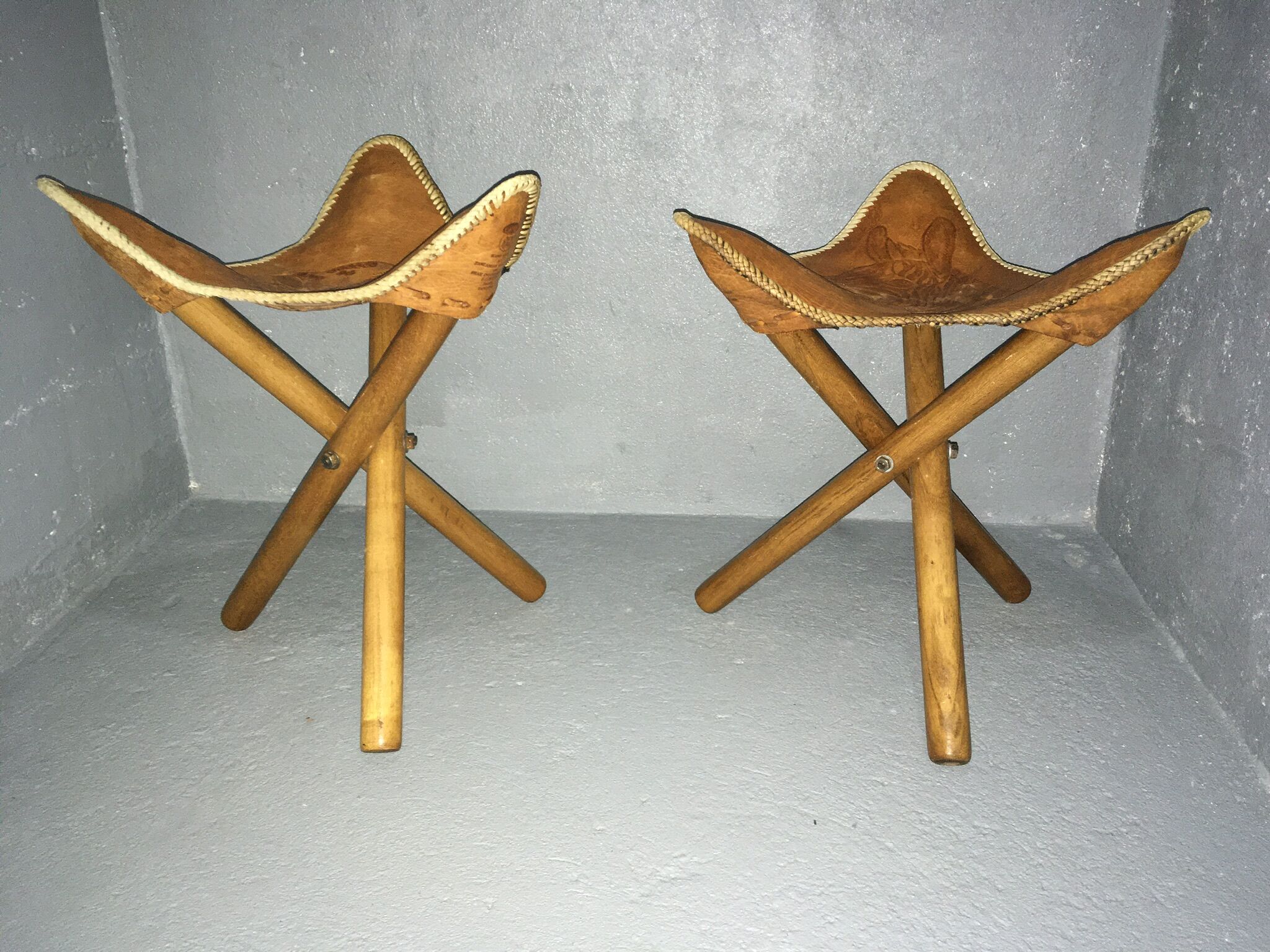 Paires de tabourets tripode en cuir