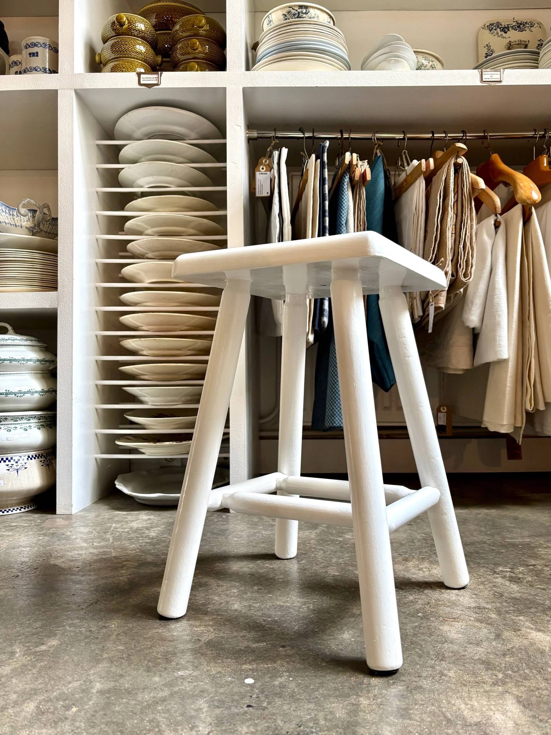 Tabouret en bois blanc