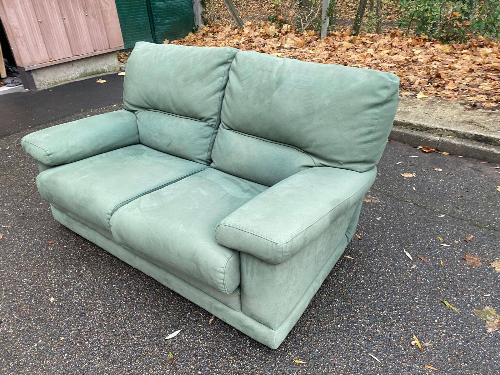 Canapé 2 places Château d'Ax en tissu daim vert 1970