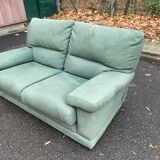 Canapé 2 places Château d'Ax en tissu daim vert 1970