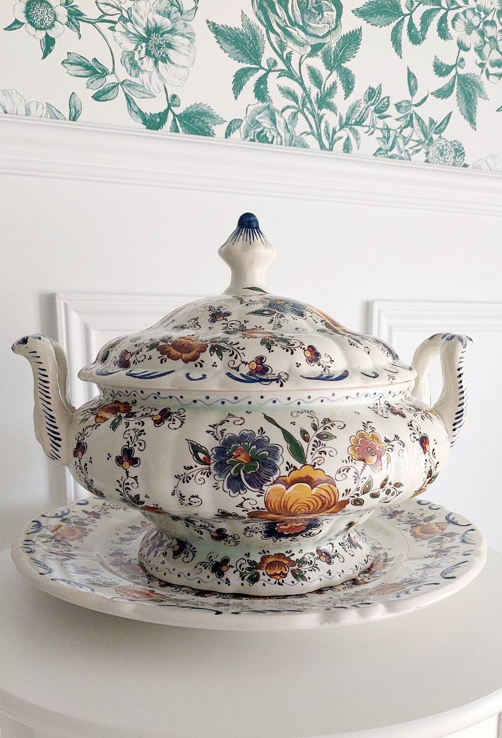 Rare - Earthenware soup tureen HB Quaregnon, floral decoration signed Hubert Becquet