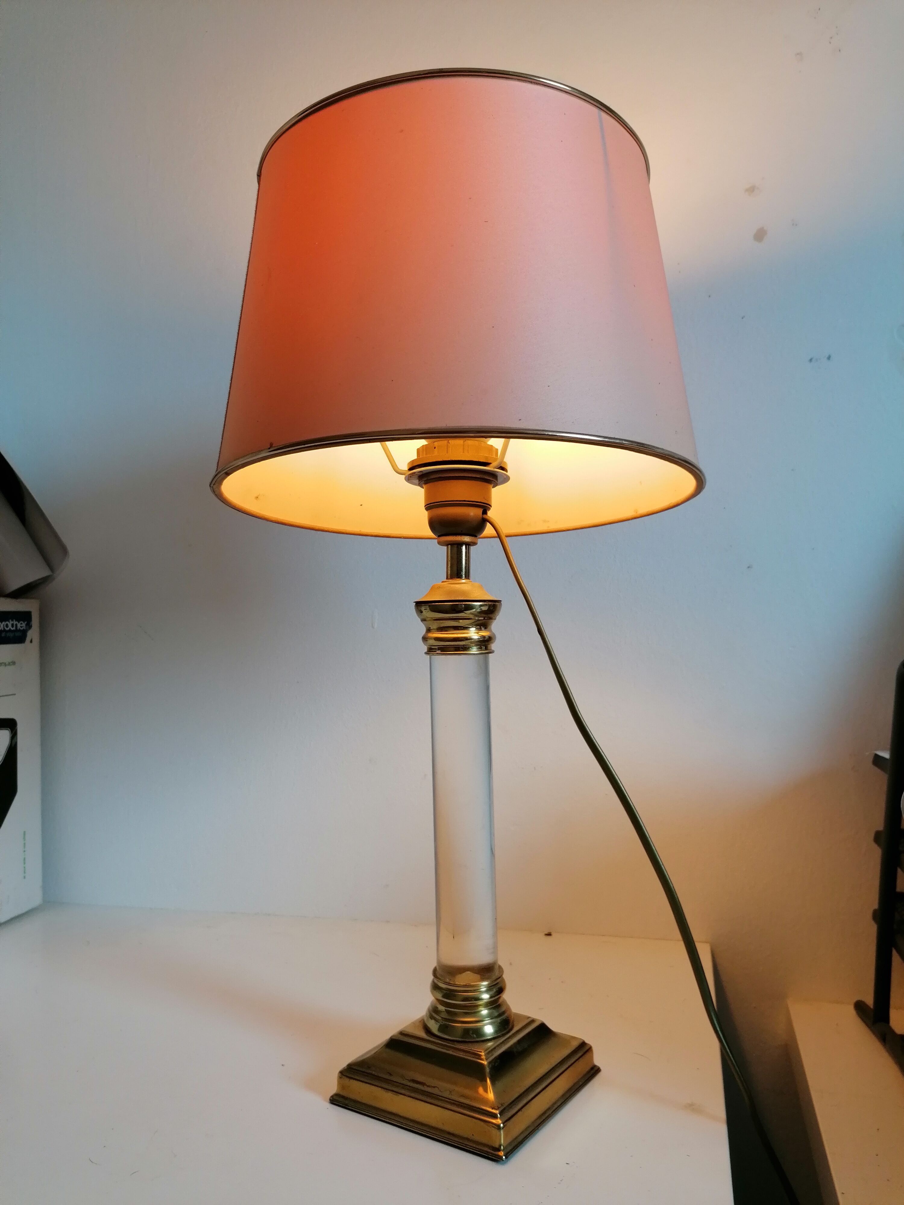 Lampe pied plexiglass et métal doré vintage