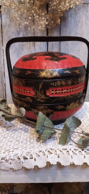 Panier traditionnel asiatique en bambou laqué