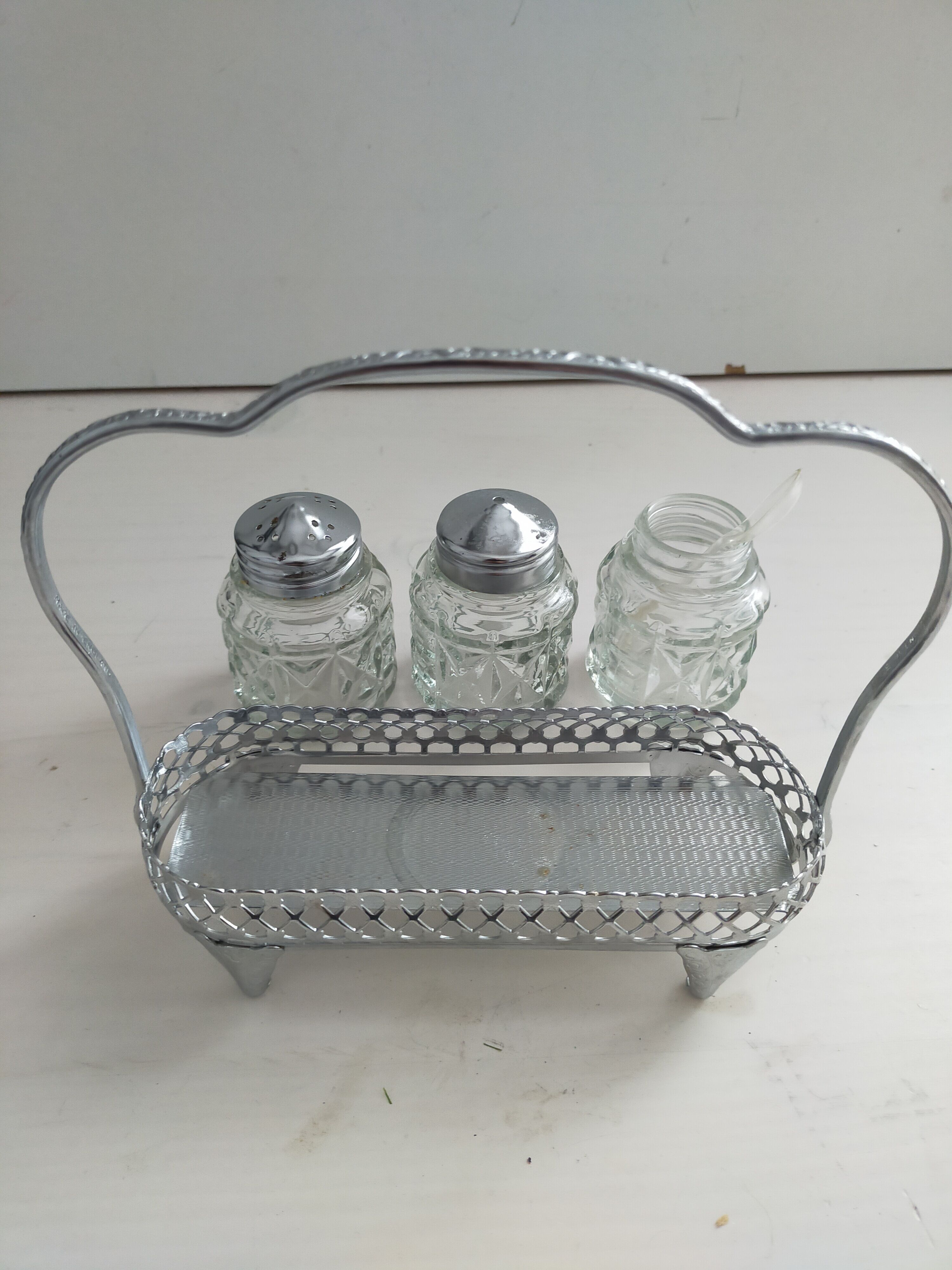 Pepper and mustard salt shaker in silver panière