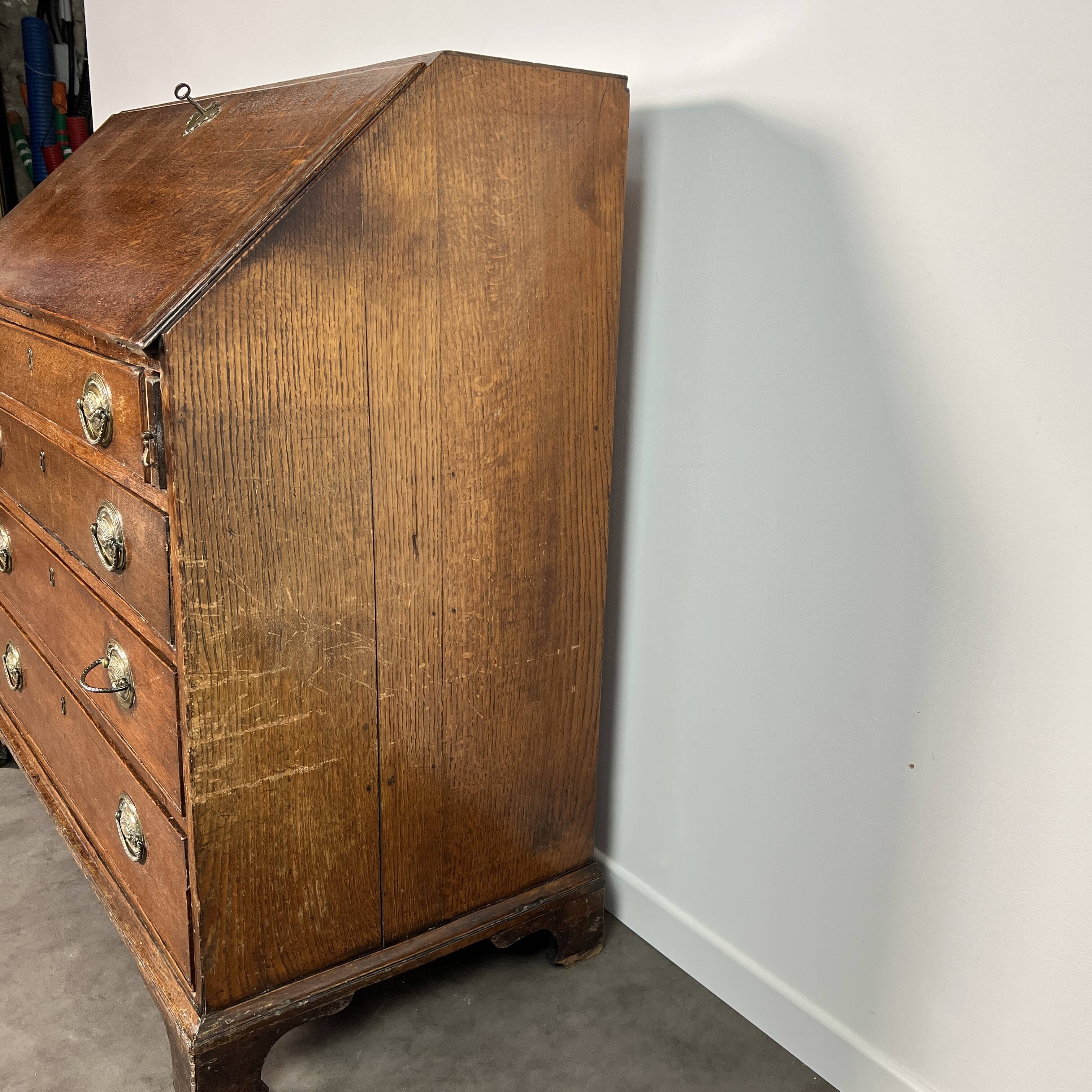 Slant-front desk, chest of drawers, English George III writing desk in oak - 19th century