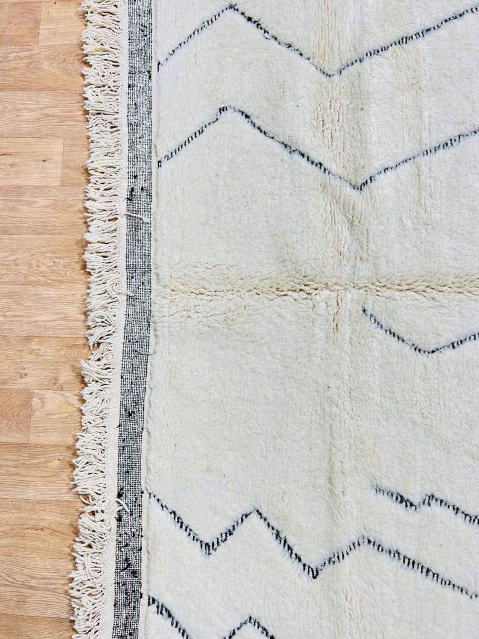 Large traditional handwoven Azilal Berber rug, size 3/4 m.
