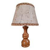 Lampe à poser bois clair, abat jour jute, vintage
