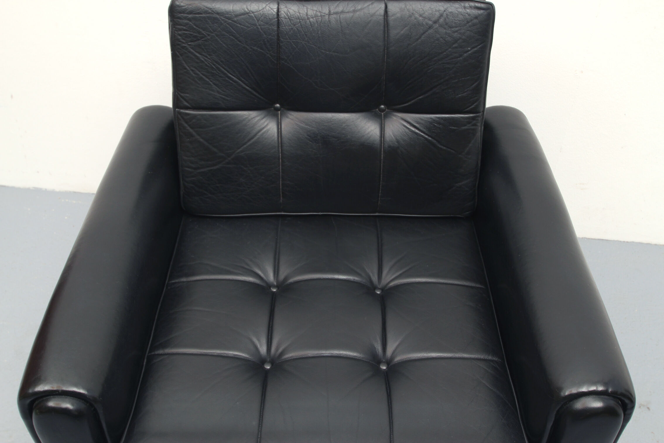 Chaise en cuir pivotant des années 1960 en noir