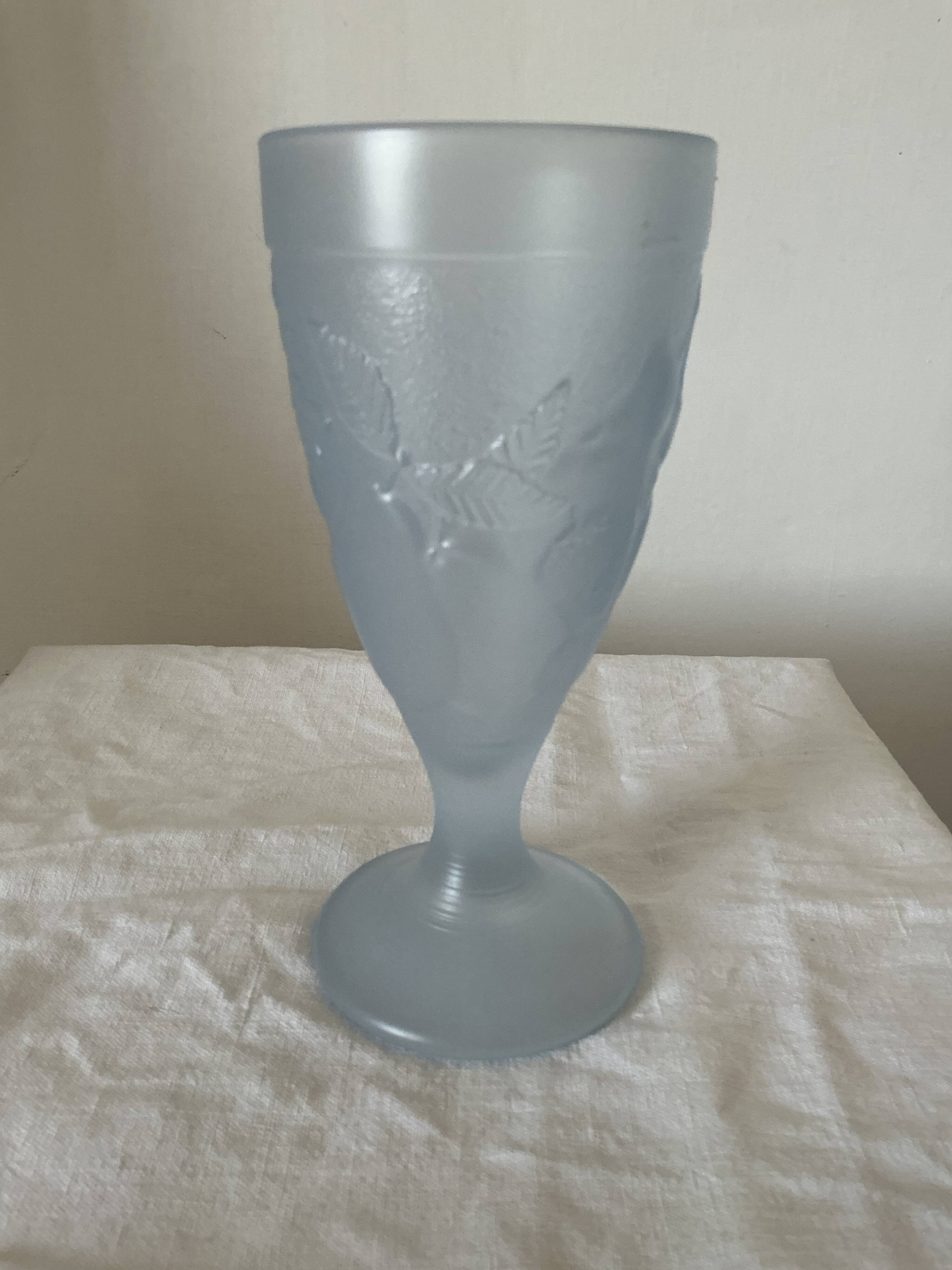 Verre moulé , couleur bleu opaline