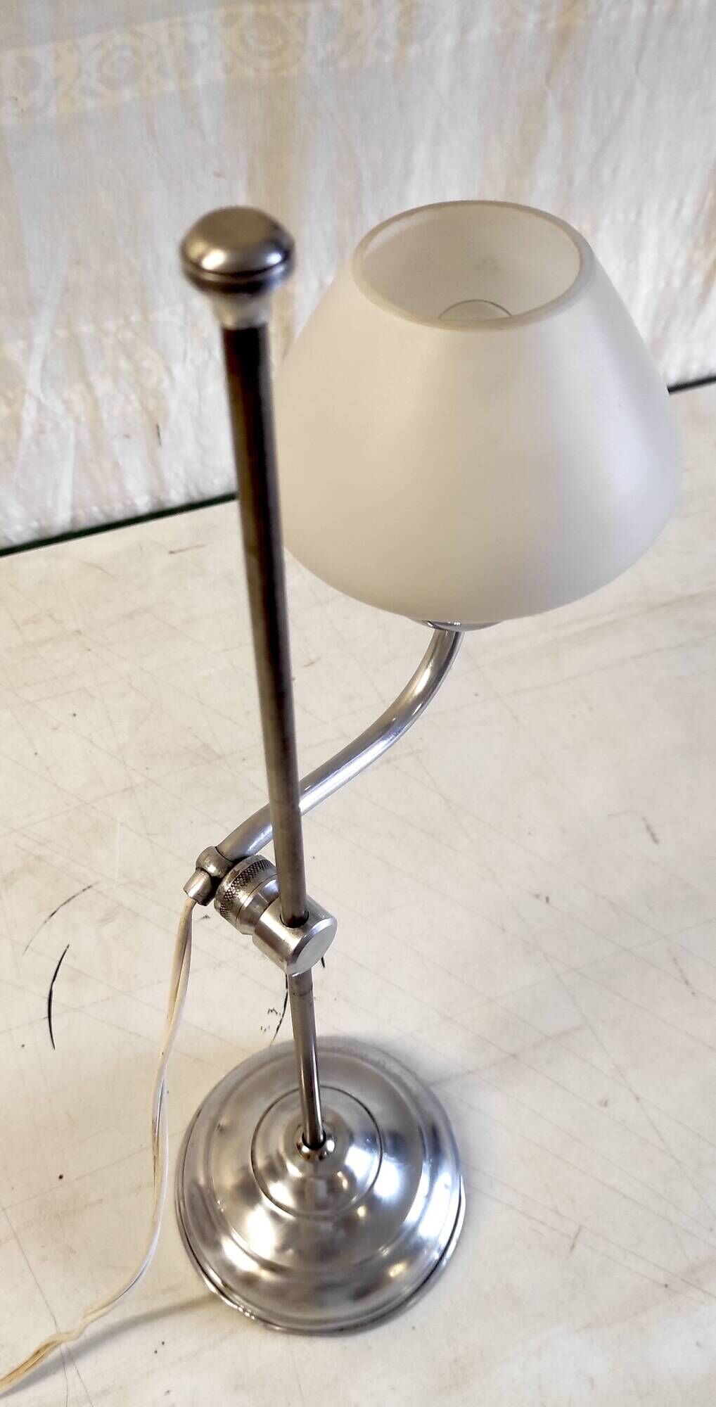 Articulated table lamp in chrome brass and opaline - mid 20th century.