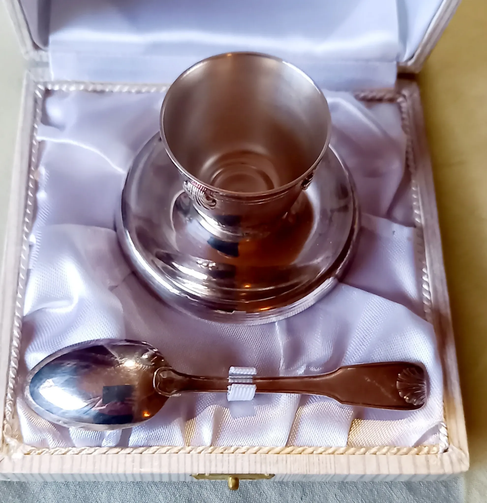 Egg cup and spoon with shell pattern in silver-plated metal 1970