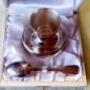 Egg cup and spoon with shell pattern in silver-plated metal 1970