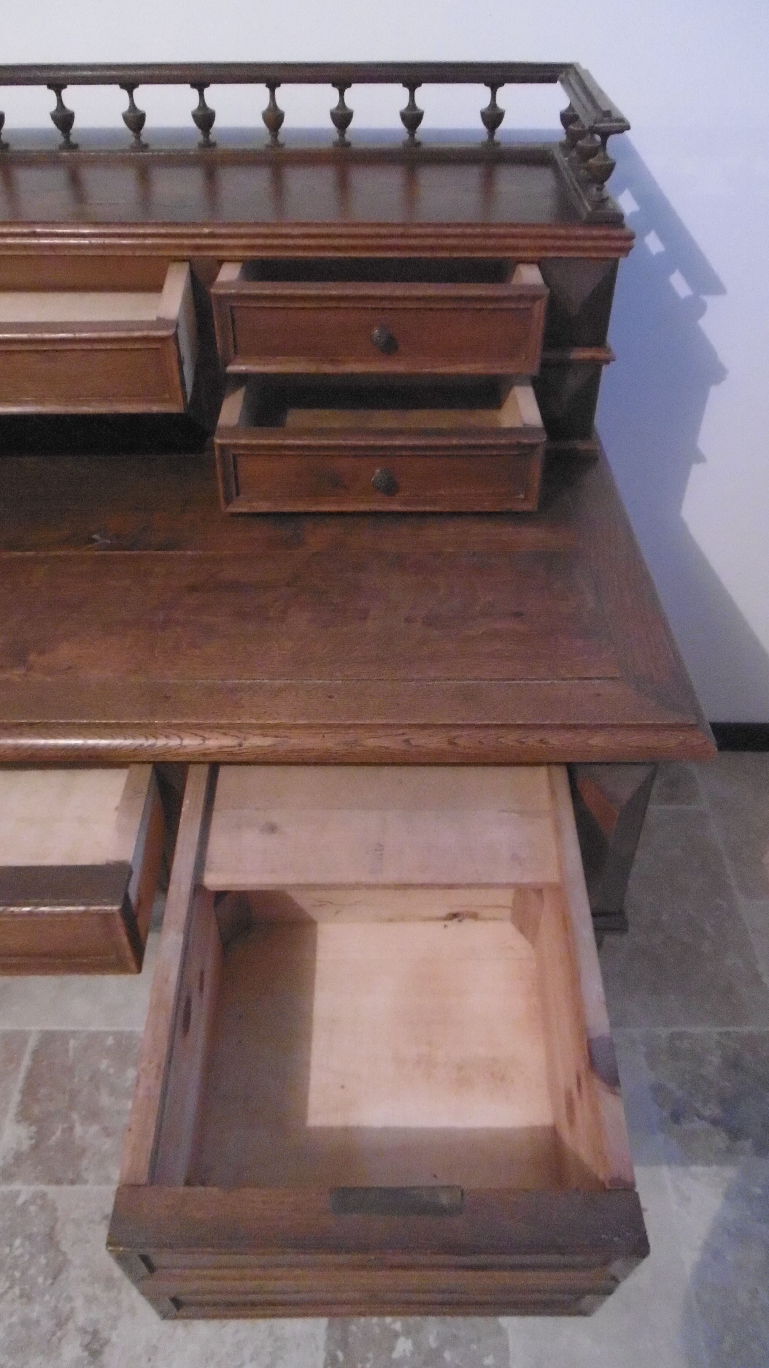 Old desk style Henri II with his gallery