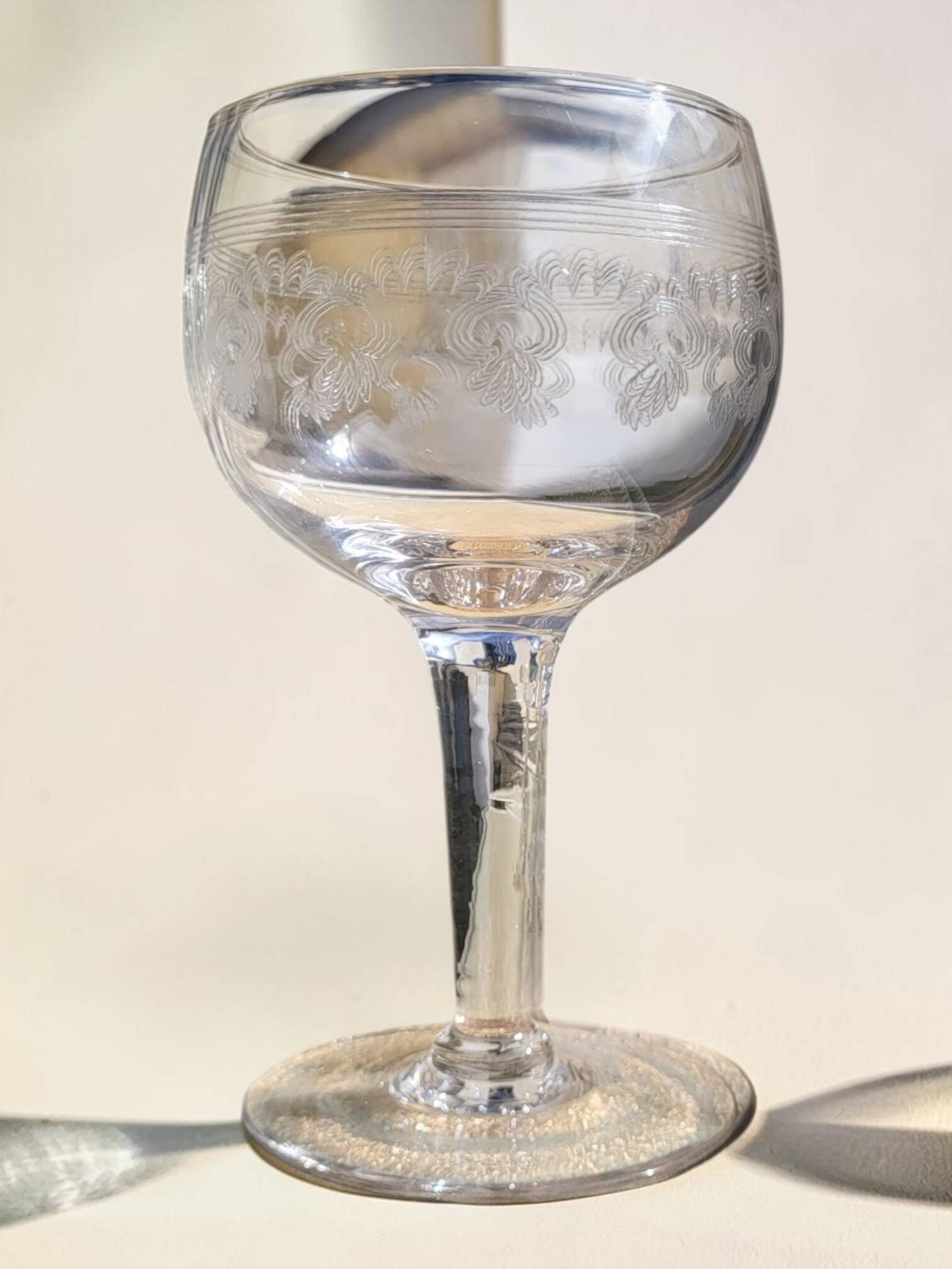 9 verres à vin guillochés déb. XXème