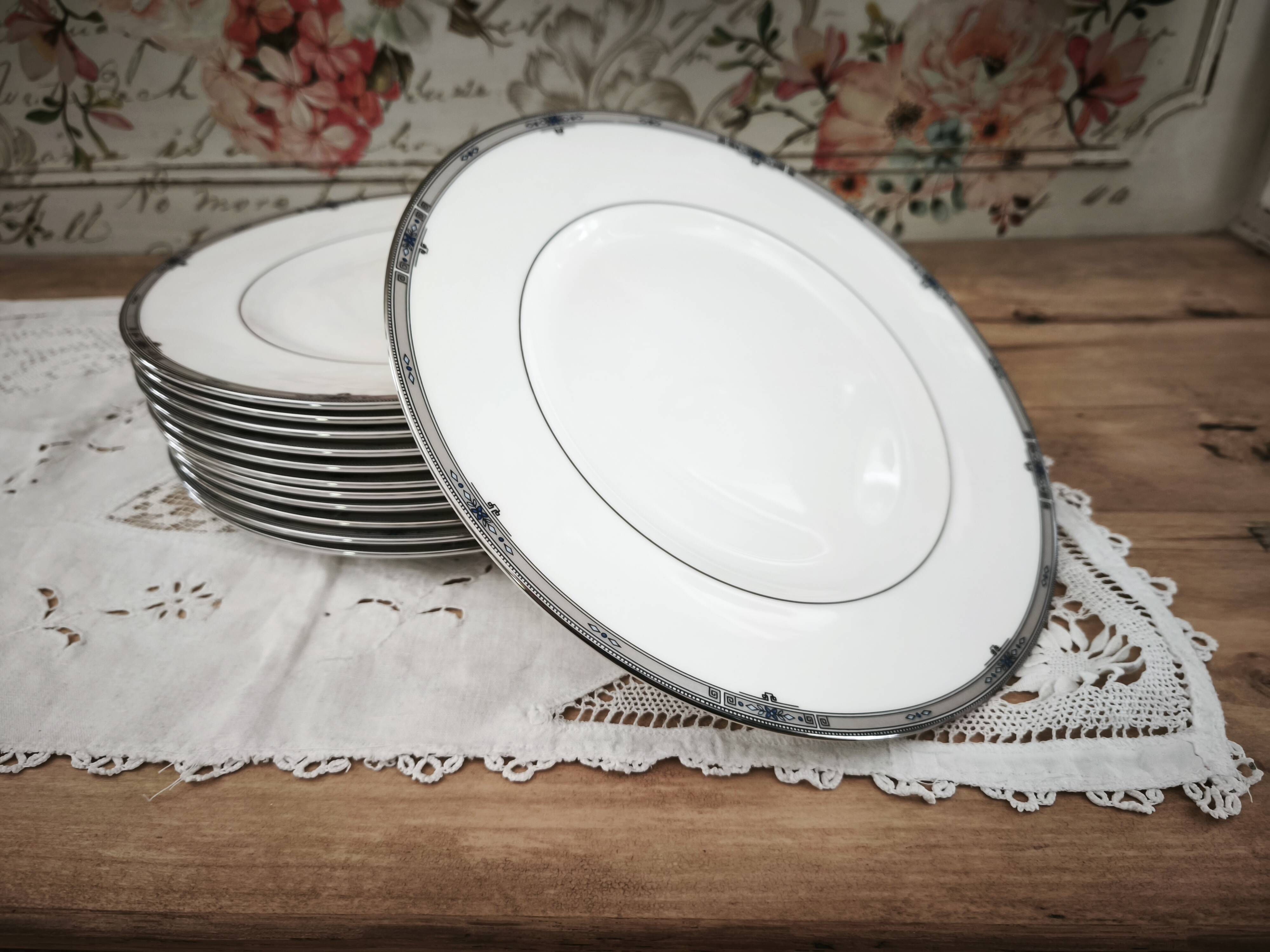 Set of 12 flat plates in English porcelain Wedgwood model Amherst.