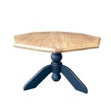 Coffee table with central leg in solid oak