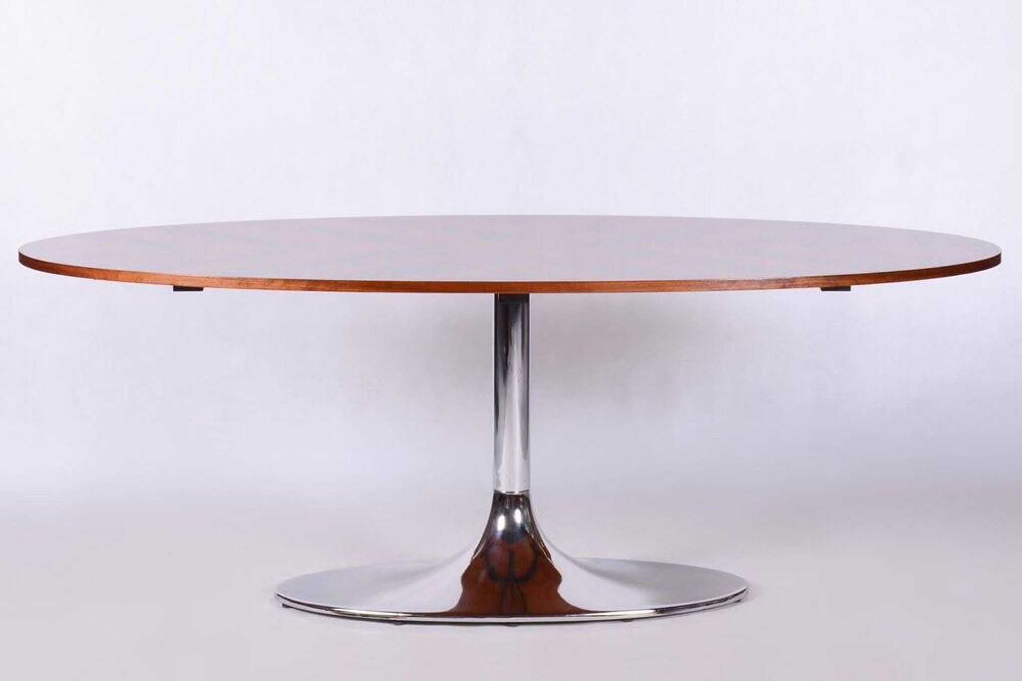 Table ovale fonctionnelle en chrome et noyer de Kovona, République tchèque, années 1960.