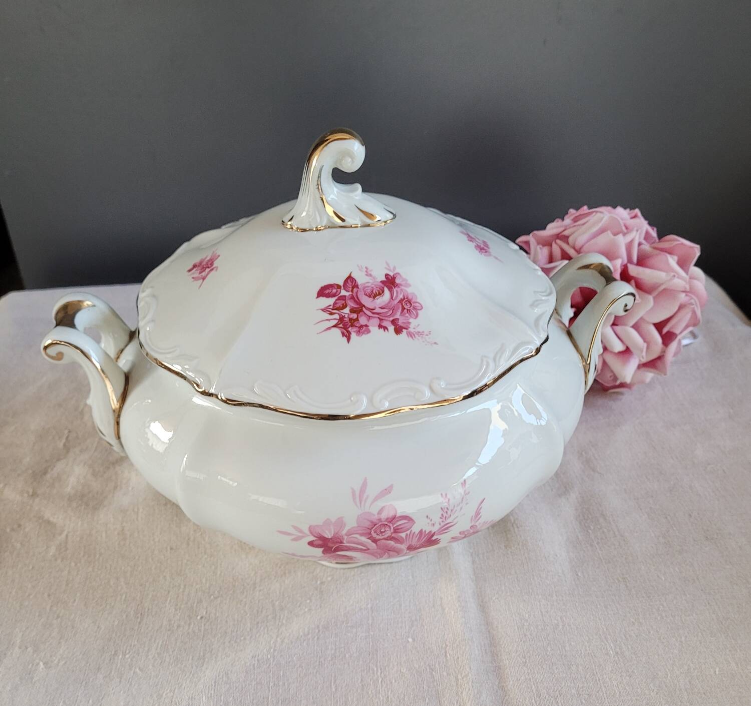Soup tureen, gravy boat and serving dishes