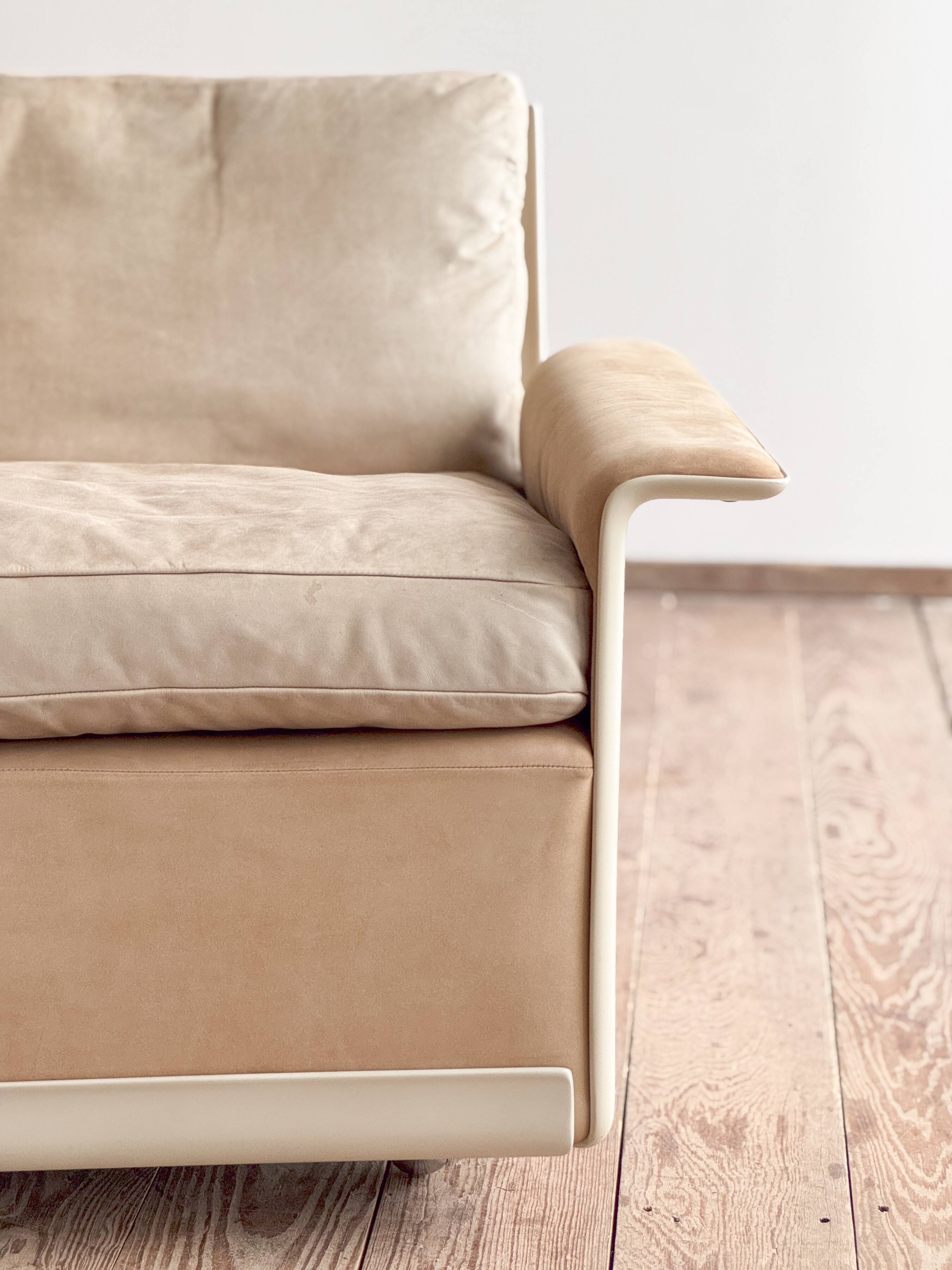 Fauteuil design 620 en cuir suédé beige par Dieter Rams, Vitsœ, Mid-Century