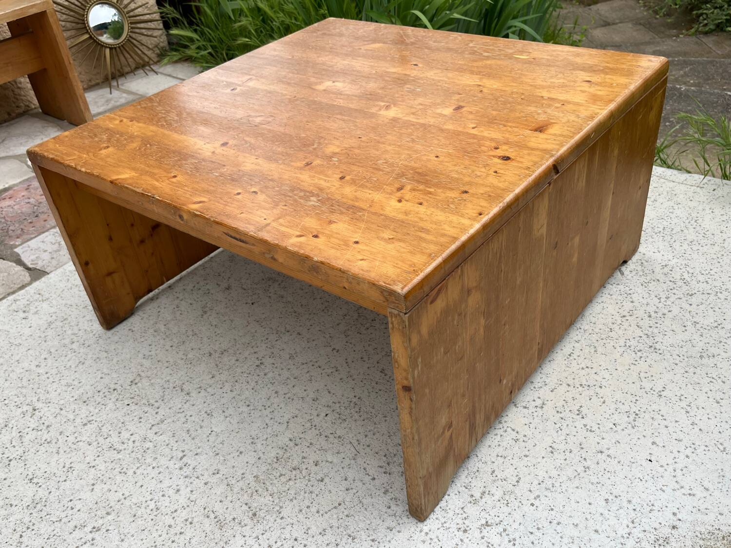 Coffee table and 4 stools set les arcs 1800 by Charlotte Perriand