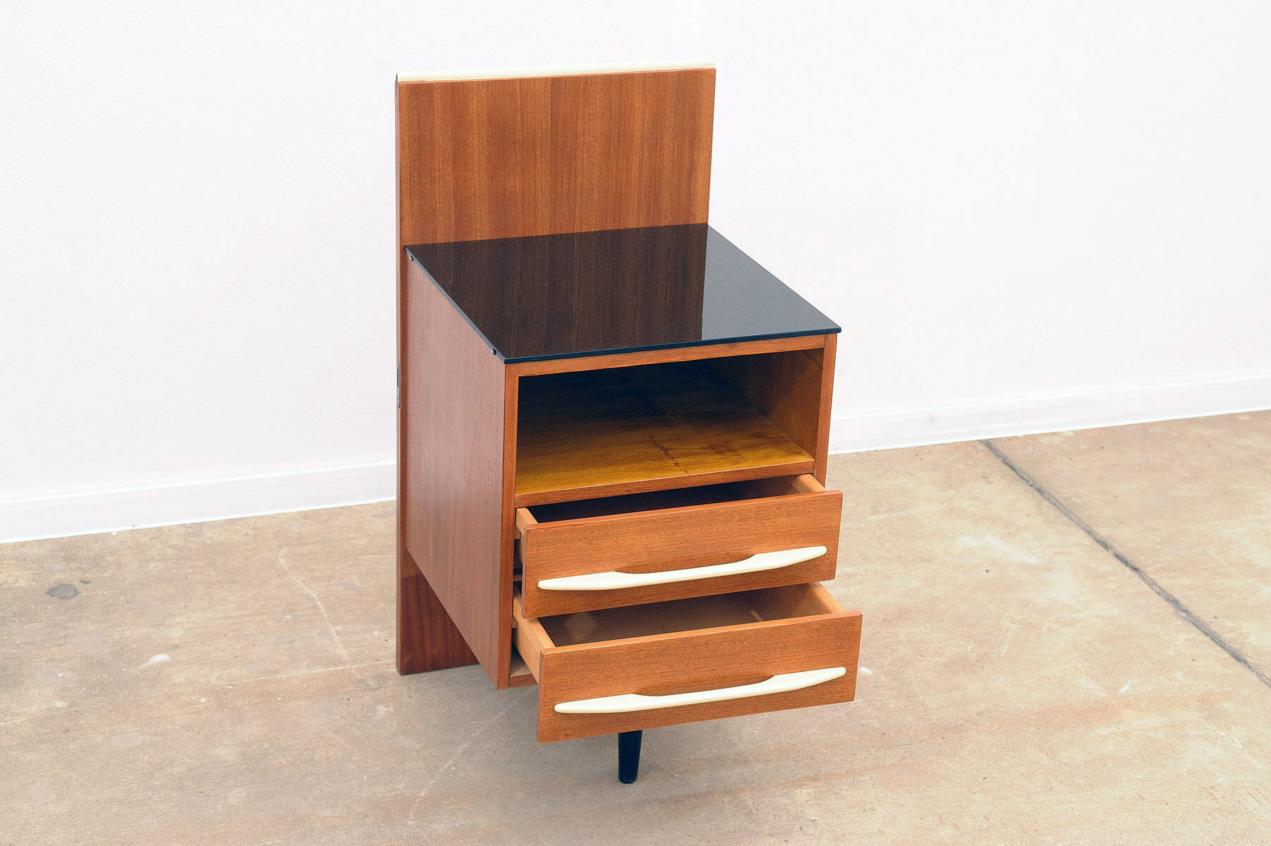 Table de chevet du milieu du siècle entièrement rénovée par Mojmír Požár, années 1960, Tchécoslovaquie