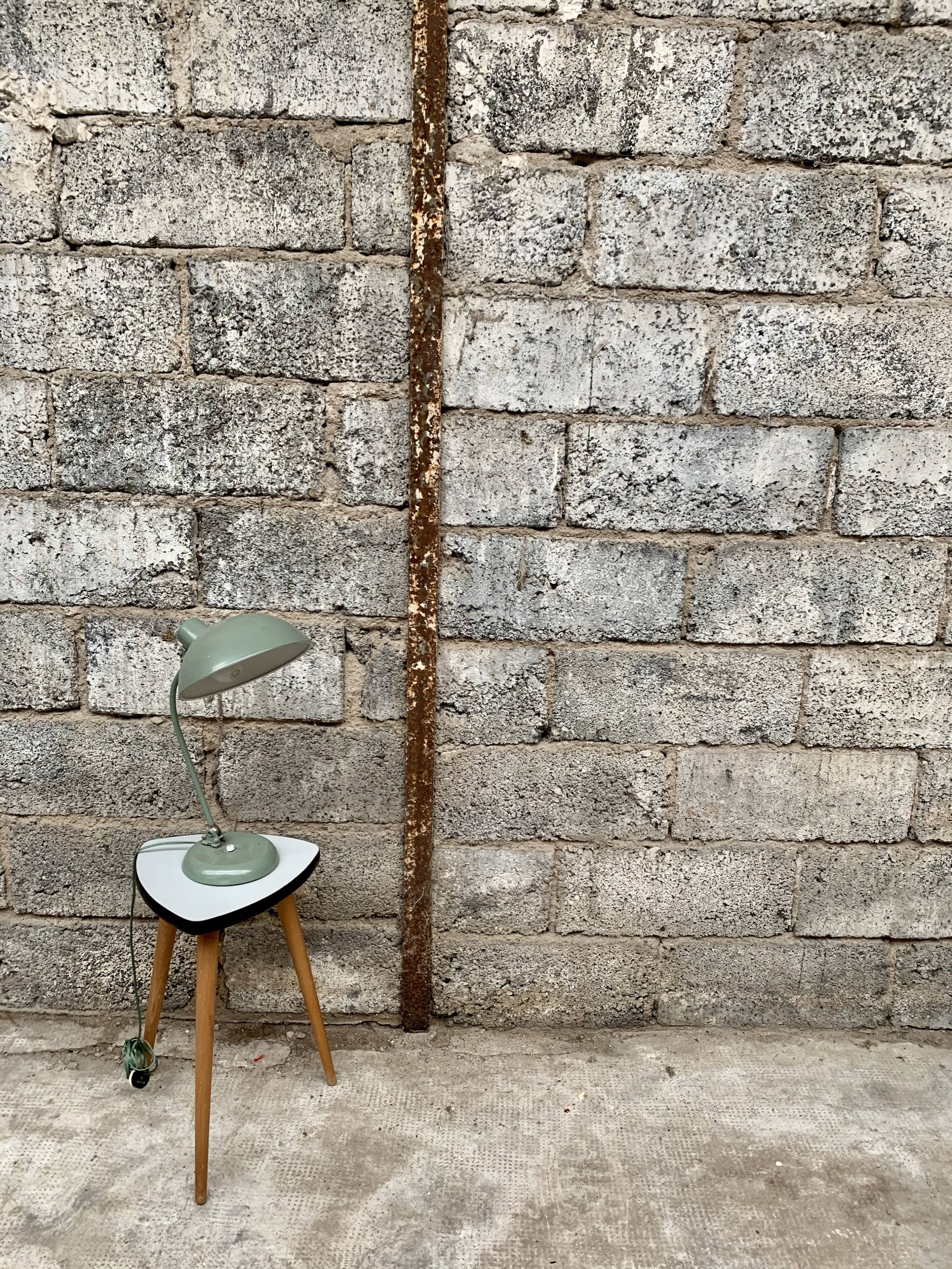 Tabouret formica Triangular healer small grey coffee table vintage tripod door plant