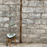 Tabouret formica Triangular healer small grey coffee table vintage tripod door plant