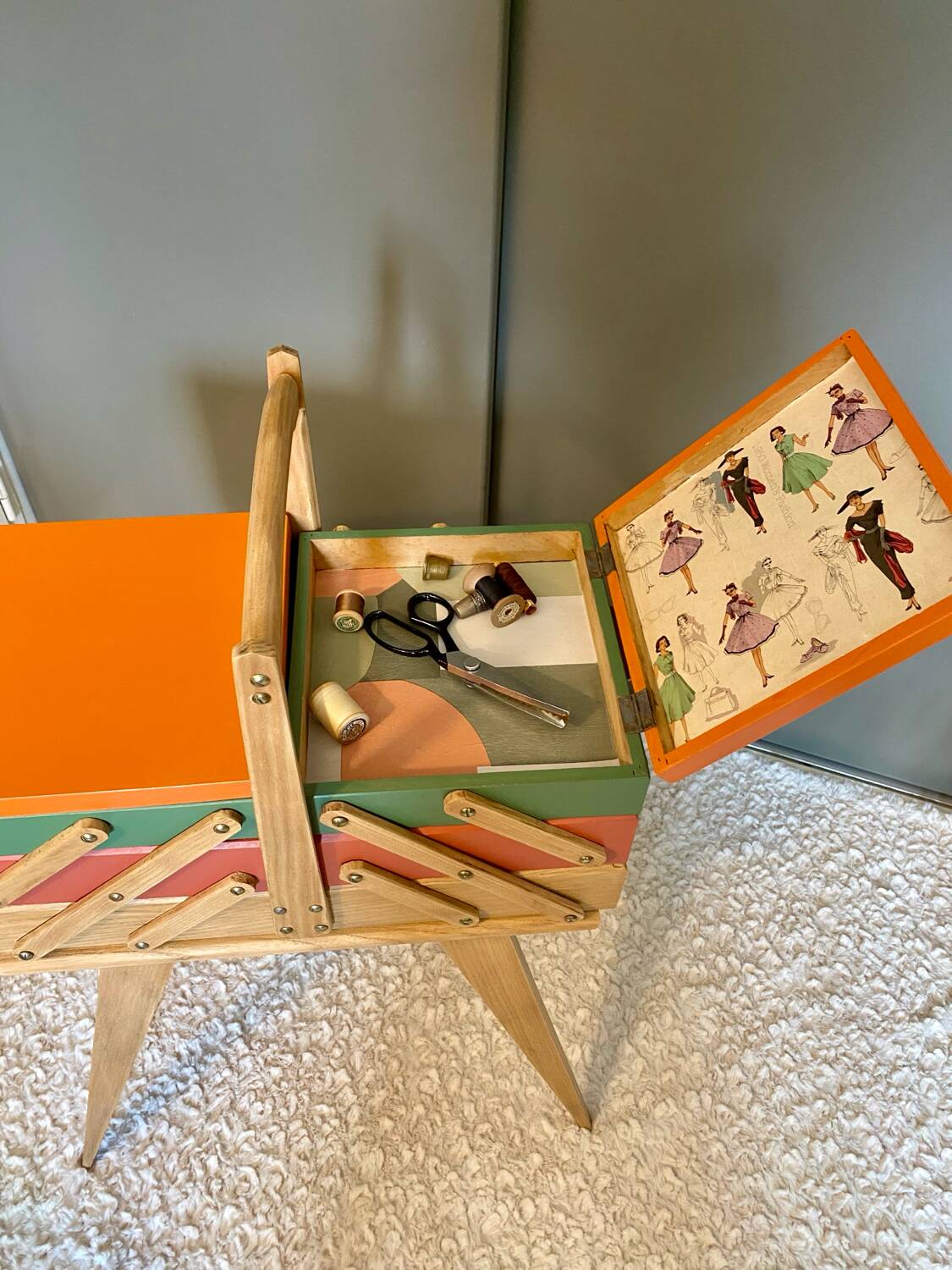 Vintage worker, sewing box with compass feet, 70s Scandinavian style.