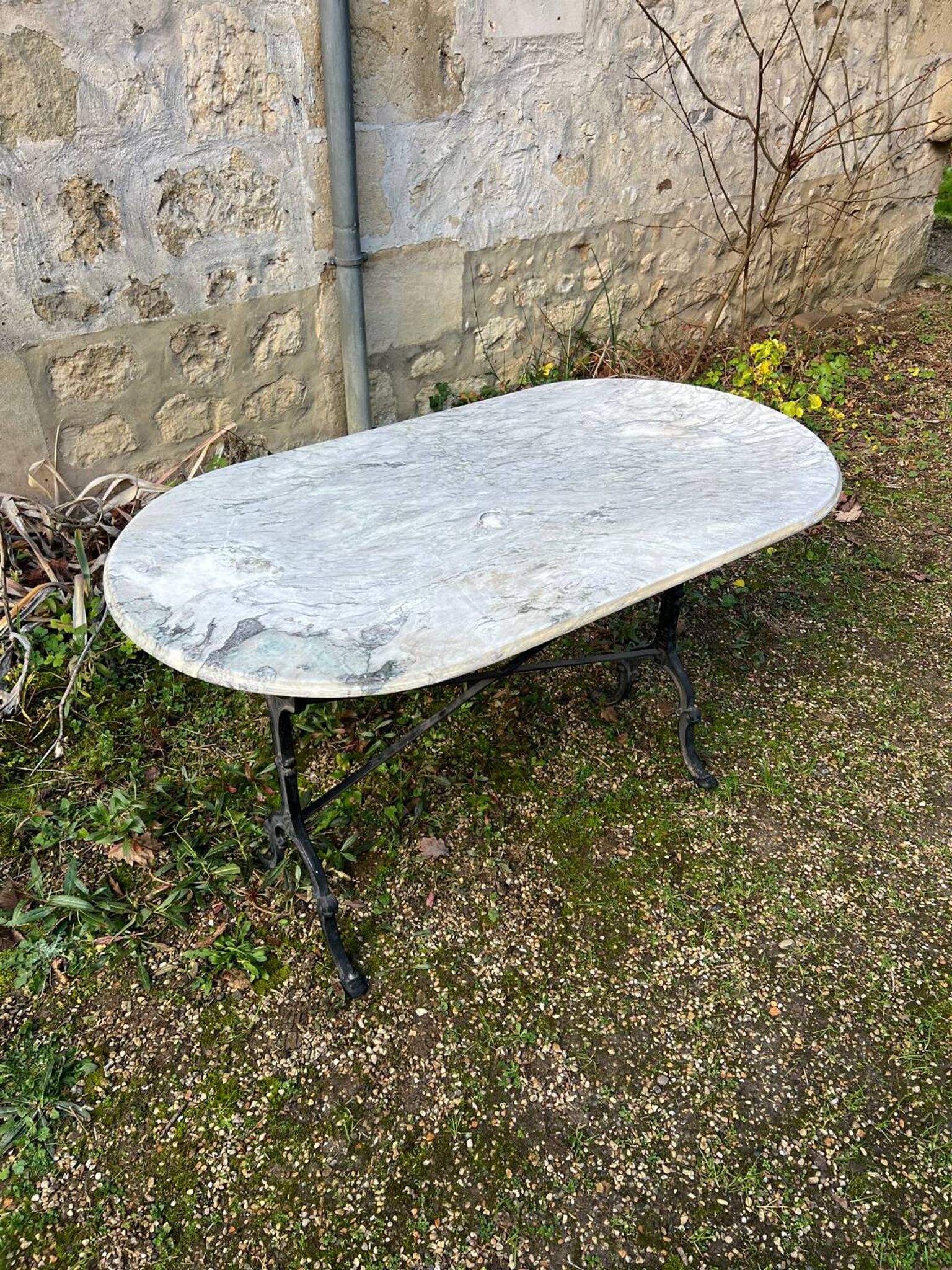 Grande table de bistrot en marbre mat ovale