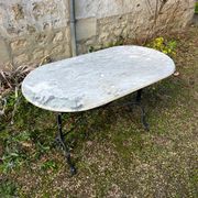 Grande table de bistrot en marbre mat ovale