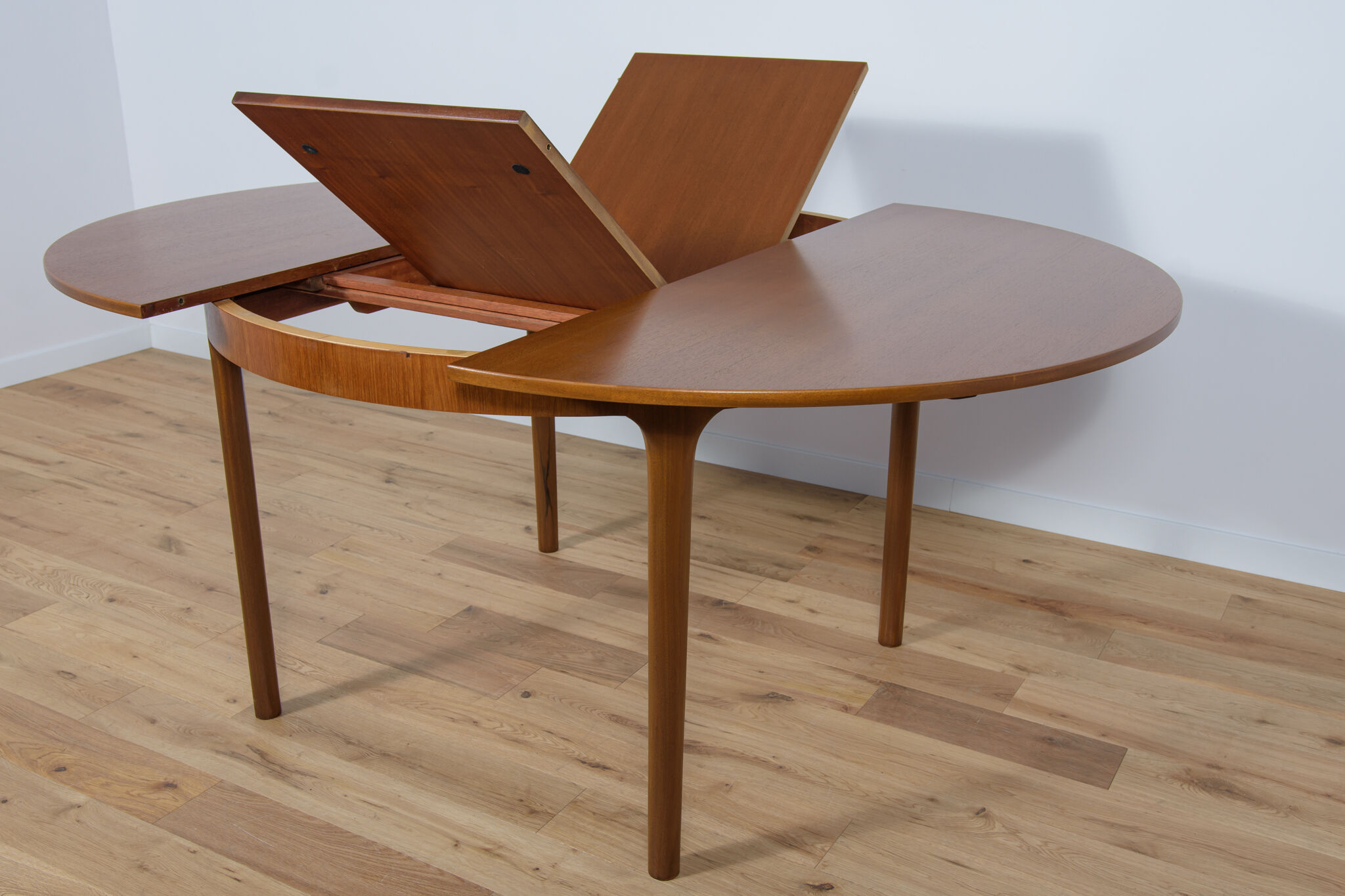 Round Extendable Dining Table from McIntosh, 1960s