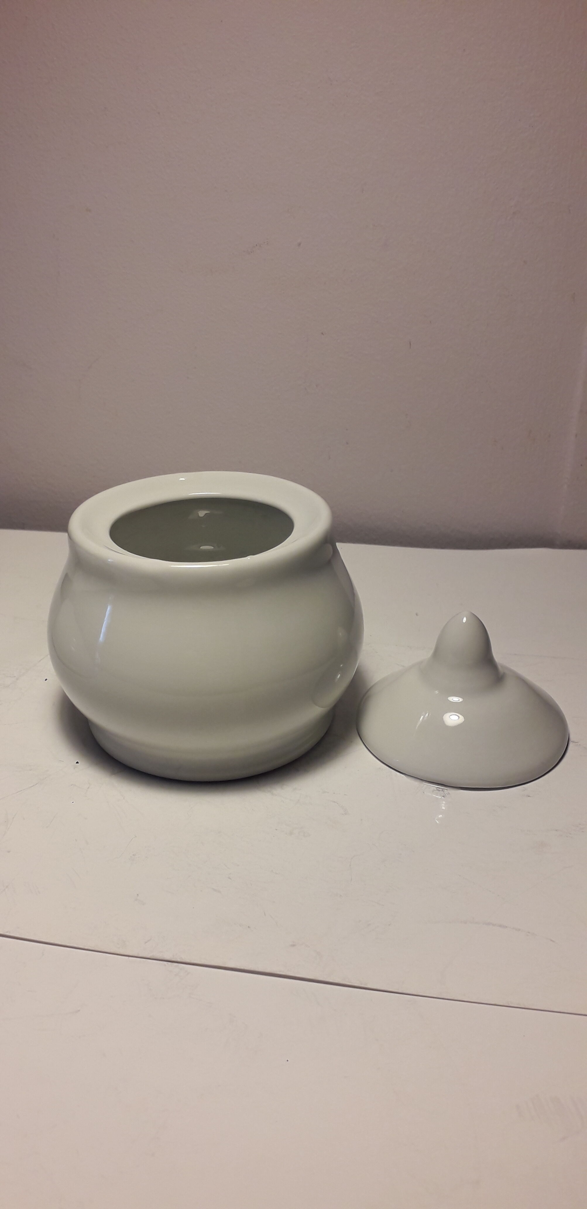 Set of 4 small covered pots in white porcelain