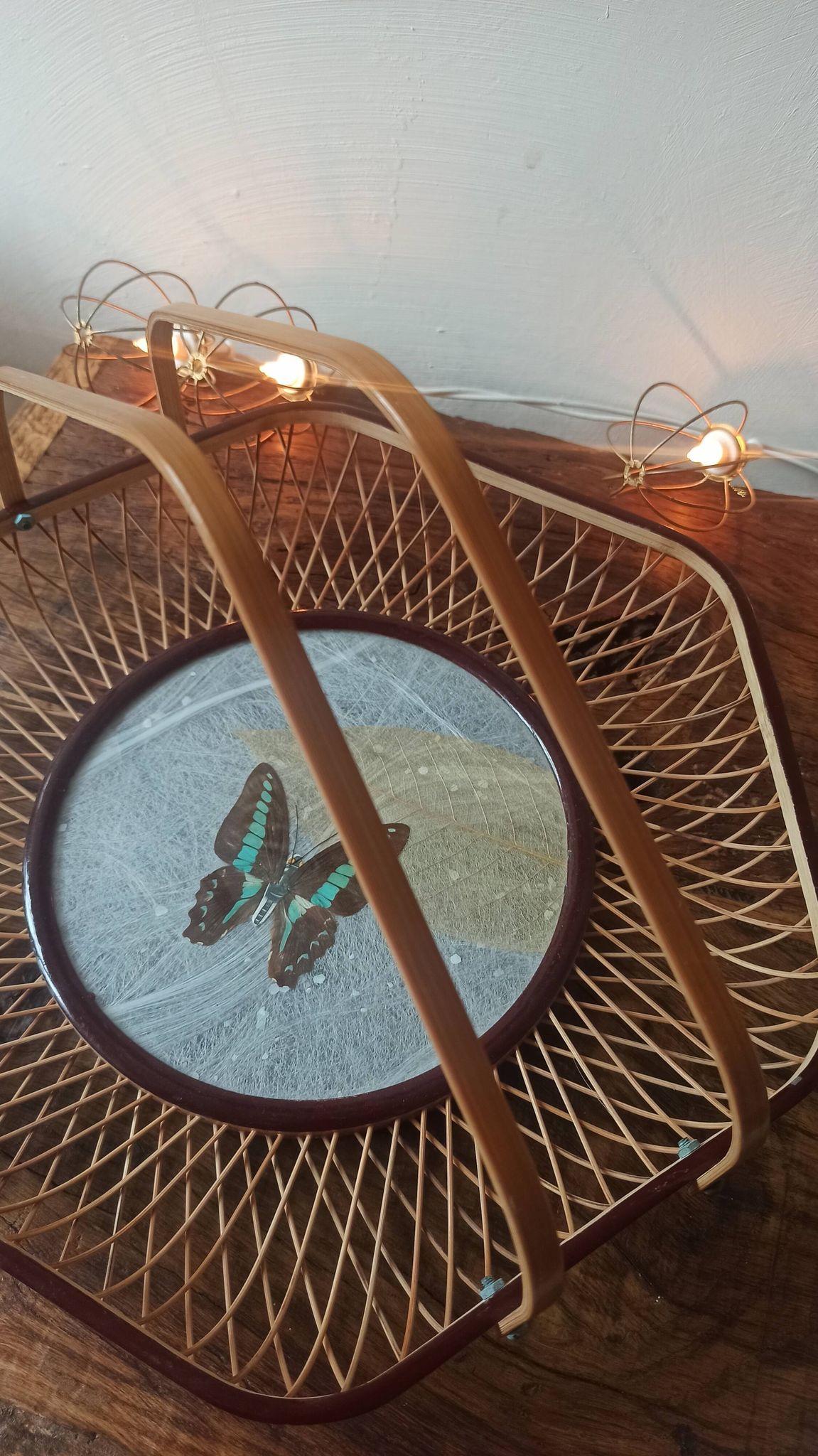Corbeille/ plateau/ vide poche en rotin avec papillon de collection