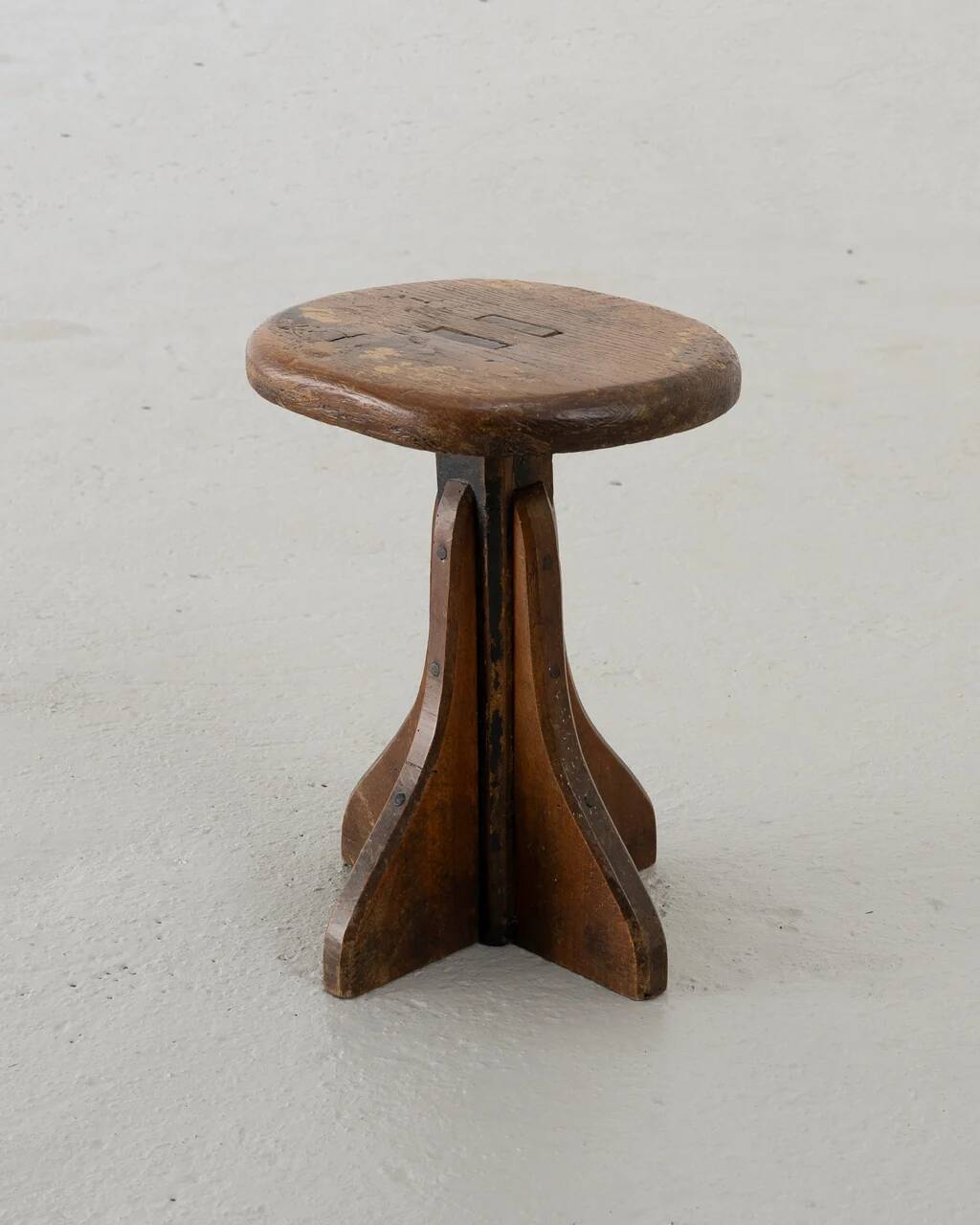 Tabouret d'usine moderniste